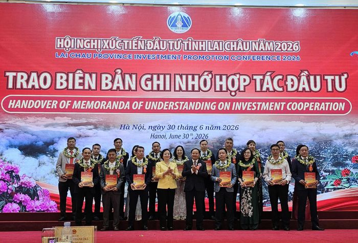 Bí thư Trung ương Đảng, Phó Thủ tướng Chính phủ - Phạm Thị Thanh Trà; Ủy viên Ban Chấp hành Trung ương Đảng, Bí thư Tỉnh ủy, Chủ tịch HĐND tỉnh Lai Châu - Lê Minh Ngân trao Biên bản ghi nhớ hợp tác đầu tư giữa tỉnh Lai Châu với các doanh nghiệp, nhà đầu tư