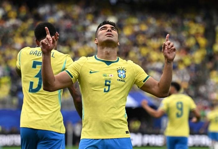  Casemiro là người gỡ hòa cho đại diện Nam Mỹ. Ảnh: Reuters. 