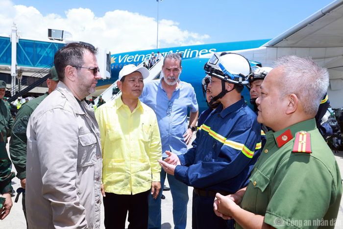 Đón đoàn tại sân bay là Ngoại trưởng Venezuela Yván Gil Pinto và Đại sứ Việt Nam tại Venezuela Vũ Trung Mỹ.
