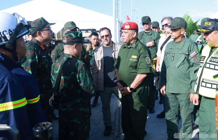 Thiếu tướng Gustavo González López bày tỏ sự cảm kích trước tinh thần trách nhiệm, tính chuyên nghiệp và sự nỗ lực của lực lượng cứu hộ Việt Nam.