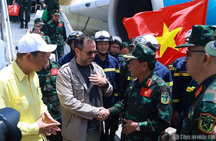 Ngoại trưởng Yván Gil Pinto gửi lời cảm ơn chân thành nhất tới Đảng, Nhà nước và nhân dân Việt Nam đã cử đoàn sang tham gia khắc phục hậu quả động đất.