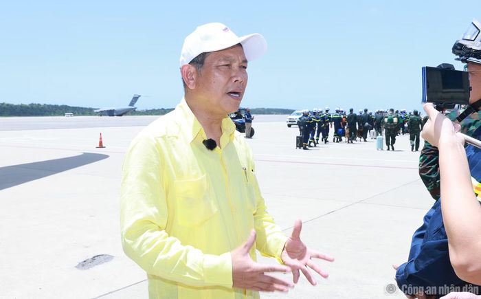 Đại sứ Vũ Trung Mỹ bày tỏ xúc động và tự hào được đón đoàn tại sân bay quốc tế Simon Bolivar.