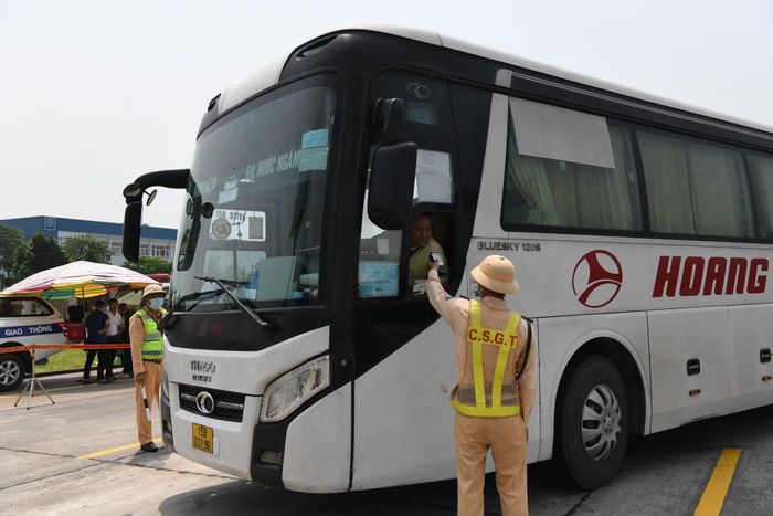 CSGT kiểm soát xe vận tải hành khách.