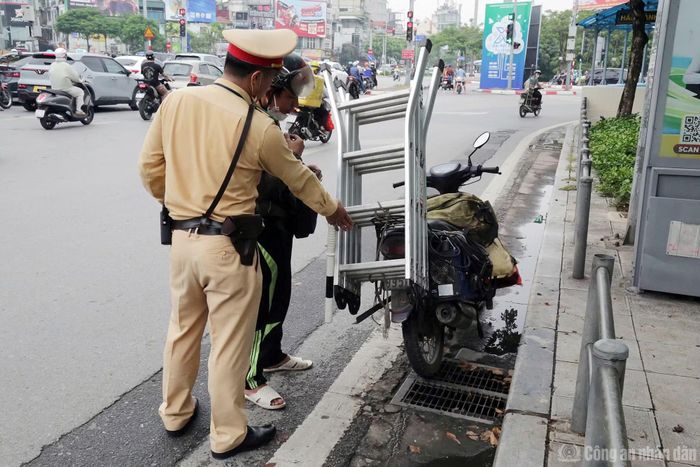 Cảnh sát dừng xử lý một tài xế chở hàng che khuất biển số.