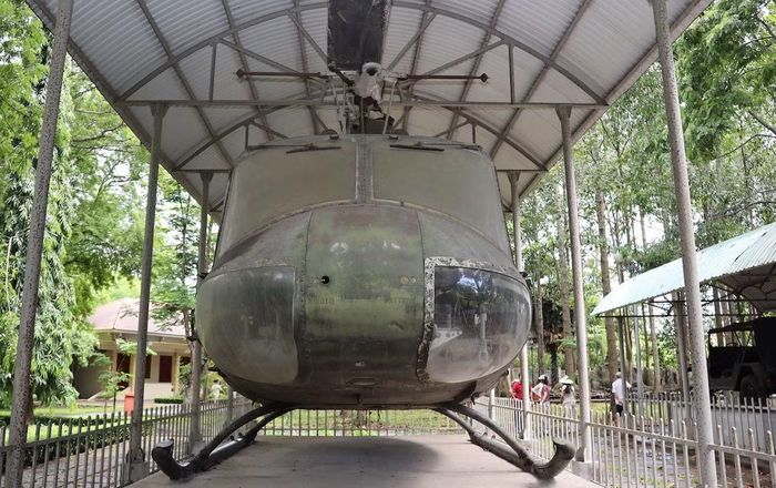 Một số hiện vật được trưng bày trong khuôn viên di tích.