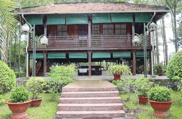 Phiên bản Nhà sàn Bác Hồ với tỷ lệ 97% bên trong khuôn viên di tích.