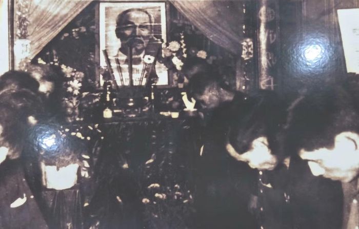 Phái đoàn Cơ quan Dân Chính Đảng thị xã Trà Vinh mặc niệm tưởng nhớ Bác Hồ trong Lễ khánh thành Đền thờ vào năm 1971. Ảnh tư liệu.
