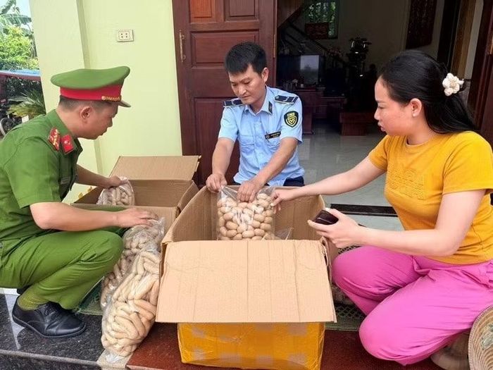 Lực lượng chức năng tỉnh Thanh Hóa phát hiện gần 70kg sản phẩm xúc xích không rõ nguồn gốc xuất xứ. Ảnh: Quản lý thị trường Thanh Hóa.