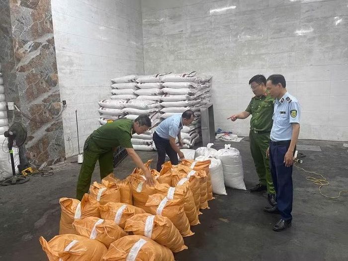 Lực lượng Quản lý thị trường Hà Nội phối hợp với lực lượng Công an kiểm tra cơ sở đóng gói đường có dấu hiệu giả mạo nguồn gốc xuất xứ tại xã Hoài Đức, Hà Nội.