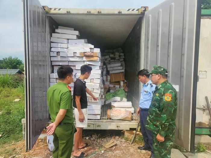 Lực lượng chức năng phát hiện 10,5 tấn chân gà đông lạnh, chứa trong 700 thùng carton, không có thông tin trên bao bì.