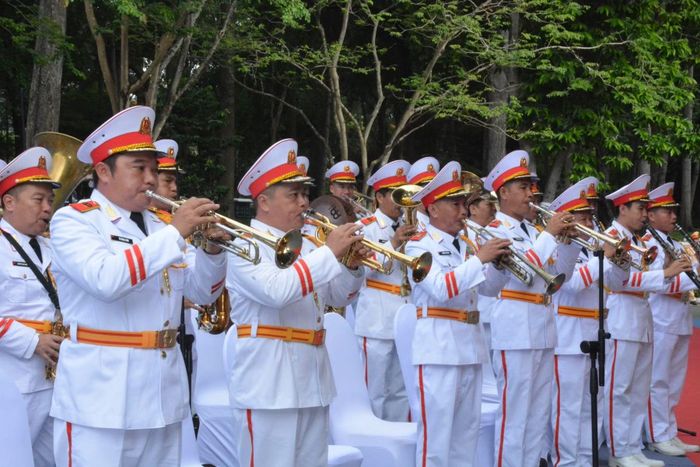 Các đội nghi lễ và nghệ sĩ biểu diễn tập luyện bên cạnh sân khấu chính.