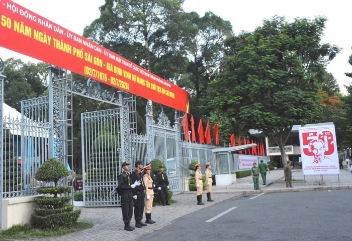 Công tác đảm bảo an ninh trật tự, an toàn giao thông xung quanh khu vực trước Hội trường Thống Nhất cũng được đảm bảo.