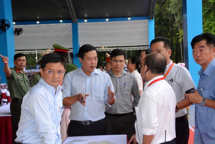 Lãnh đạo Thành ủy, HĐND, UBND TP Hồ Chí Minh chỉ đạo tại lễ tổng duyệt.