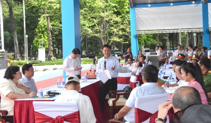 Lãnh đạo Thành ủy, HĐND, UBND TP Hồ Chí Minh họp nhanh nhằm rút kinh nghiệm, sửa đổi một số tiết mục, hình ảnh cho chỉn chu hơn.