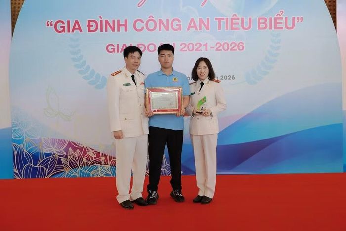 Vợ chồng Thiếu tá Nguyễn Tú Anh cùng con trai Nguyễn Trọng Đức Trí tại lễ tuyên dương "Gia đình Công an tiêu biểu".
