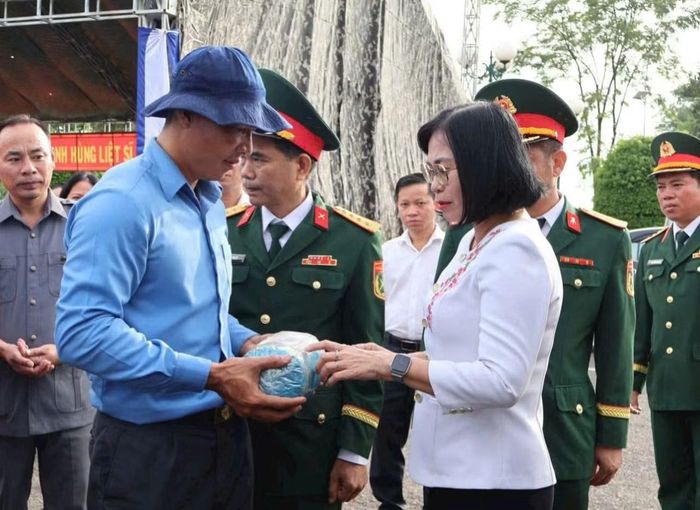 Bà Nguyễn Thị Hoàng, Phó Chủ tịch UBND TP Đồng Nai- Trưởng ban Chỉ đạo 515 đón hài cốt của các anh Hùng liệt sĩ về nước.
