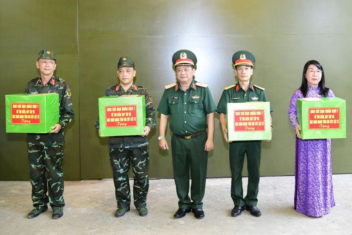 Thượng tướng Lê Quang Minh, Thủ trưởng Quân khu 7 và Thủ trưởng Bộ Tư lệnh Thành phố thăm hỏi, tặng quà động viên cán bộ, chiến sĩ.