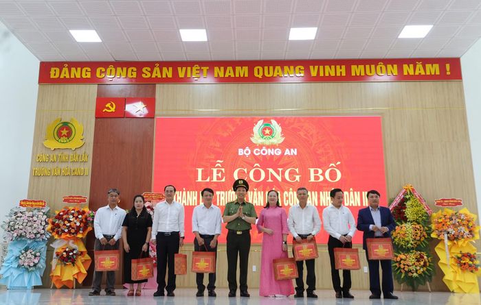 Thứ trưởng Lê Văn Tuyến trao quà của Bộ trưởng Bộ Công an cho các tập thể vì có những đóng góp tích cực trong việc thực hiện đề án thành lập Trường Văn hóa CAND II.