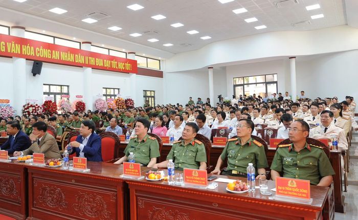 Các đại biểu tham dự buổi lễ.