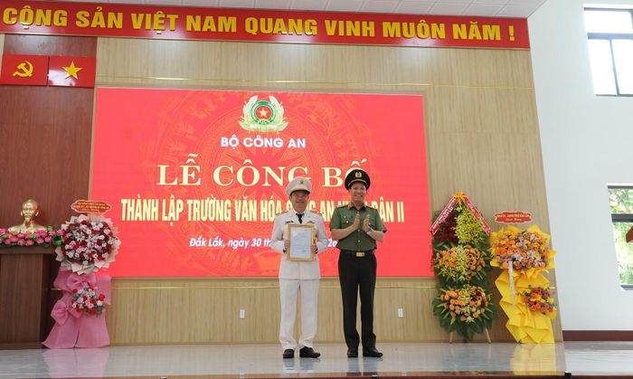 Thứ trưởng Lê Văn Tuyến trao quyết định của Bộ trưởng Bộ Công an về việc thay đổi nhiệm vụ và quyền hạn của Trường Văn hóa CAND II.
