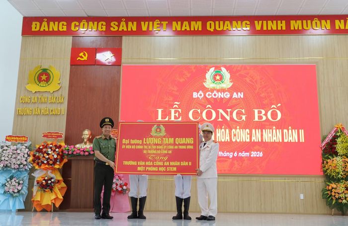 Thứ trưởng Lê Văn Tuyến trao quà của Bộ trưởng Bộ Công an tặng Trường Văn hóa CAND II.