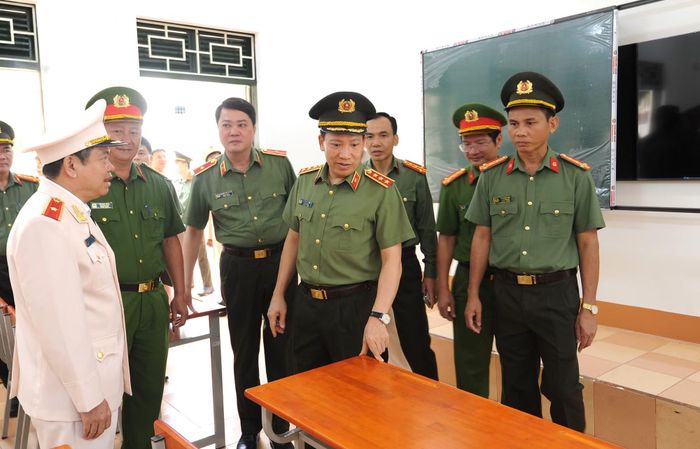 Thứ trưởng Lê Văn Tuyến cùng các đại biểu tham quan phòng học của học sinh tại Trường Văn hóa CAND II.