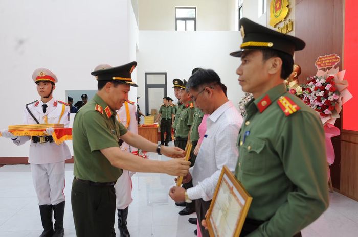 Thừa ủy quyền của Bộ Trưởng Bộ Công an, Thứ trưởng Lê Văn Tuyến trao Bằng khen của Bộ trưởng cho các tập thể, cá nhân tại buổi lễ.