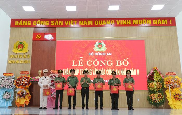 Thứ trưởng Lê Văn Tuyến trao quà cho các Phòng nghiệp vụ Công an tỉnh Đắk Lắk đã tích cực hỗ trợ trong việc thực hiện đề án thành lập Trường Văn hóa CAND II.