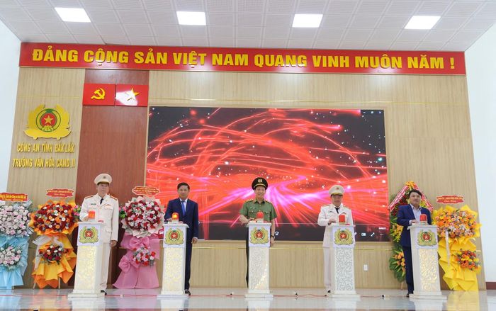 Thứ trưởng Lê Văn Tuyến và đồng chí Lương Nguyễn Minh Triết cùng các đại biểu thực hiện nghi thức khai bút mở trường.