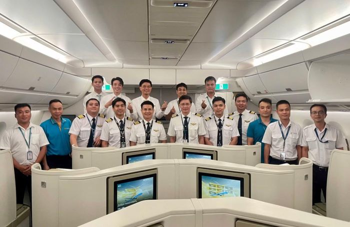 Phi hành đoàn phục vụ trên chuyến bay đặc biệt.