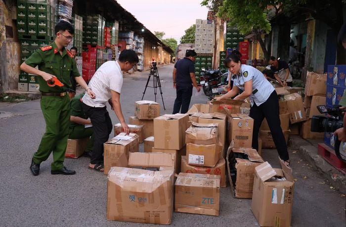 Kho chứa các chai sữa tắm giả, dầu gội giả thành phẩm và bán thành phẩm tại phường Nam Định, tỉnh Ninh Bình