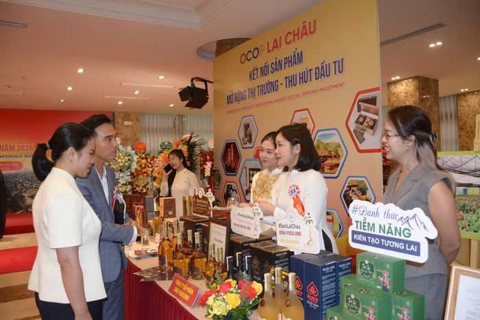 Bên lề sự kiện là khu trưng bày giới thiệu sản phẩm đặc trưng của Lai Châu.