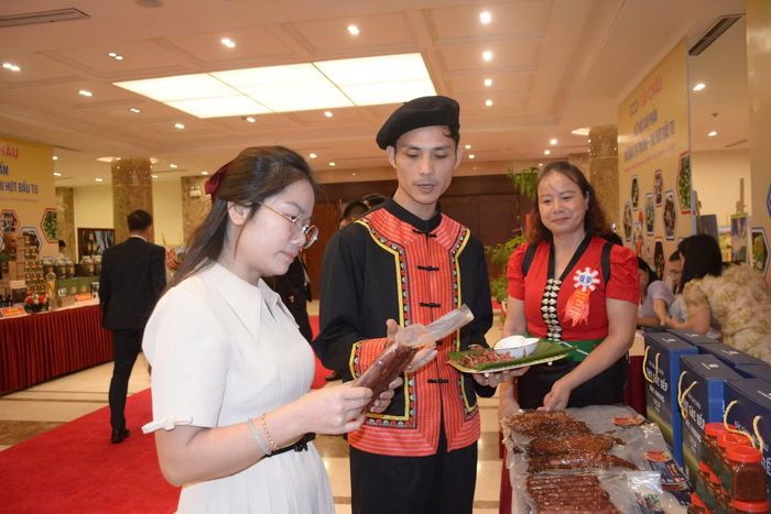  Không gian trưng bày, giới thiệu sản phẩm OCOP Lai Châu bên lề sự kiện. 