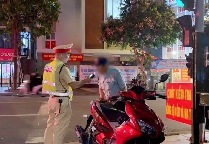 CSGT kiểm tra nồng độ cồn đối với người điều khiển phương tiện tham gia giao thông.