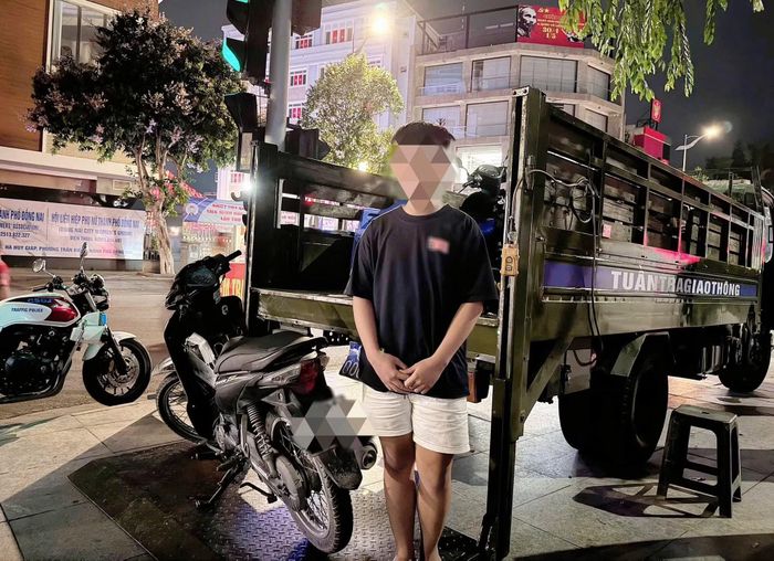 Một thiếu niên vi phạm quy định bị CSGT tạm giữ phương tiện.