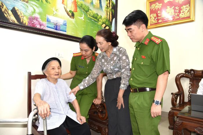 Đại diện Cục Cảnh sát QLHC về TTXH, UBND xã Ô Diên và Công an xã thăm hỏi bà Nguyễn Thị La (100 tuổi) - mẹ đẻ liệt sĩ Đào Văn Khải.