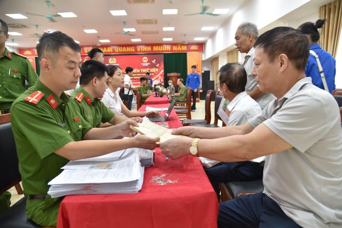Thân nhân liệt sĩ đến trụ sở Công an xã Ô Diên thu nhận sinh phẩm ADN.
