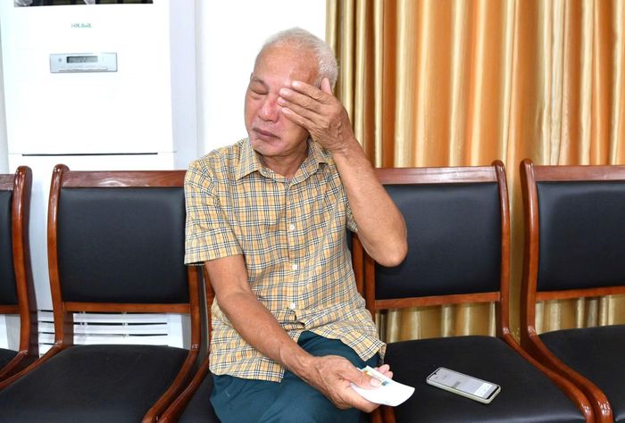 Ông Nguyễn Hữu Hoa, trú tại cụm 7, xã Ô Diên bật khóc khi nhắc đến anh trai là liệt sĩ Nguyễn Hữu Lộc.