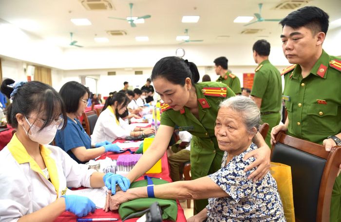 Bà Thế Thị Yến thực hiện thu nhận mẫu sinh phẩm ADN.