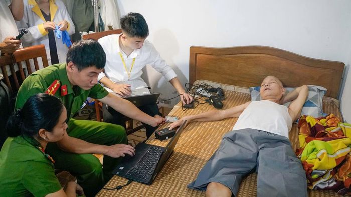 Trong sáng 30/6, tổ công tác lưu động đã đến nhà ông Nguyễn Gia Tùng (thôn Thúy Hội) em trai liệt sĩ Nguyễn Gia Bách thu nhận mẫu sinh phẩm ADN.