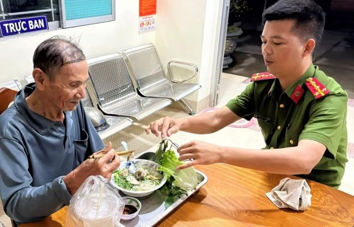 Ông Khéo được Công an xã chăm sóc trước khi được gia đình đón về.