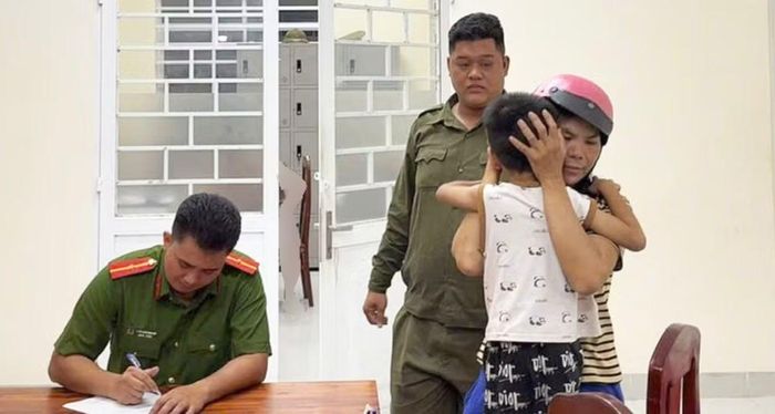 Chị H. vui mừng khi nhận lại đứa con trai của mình.