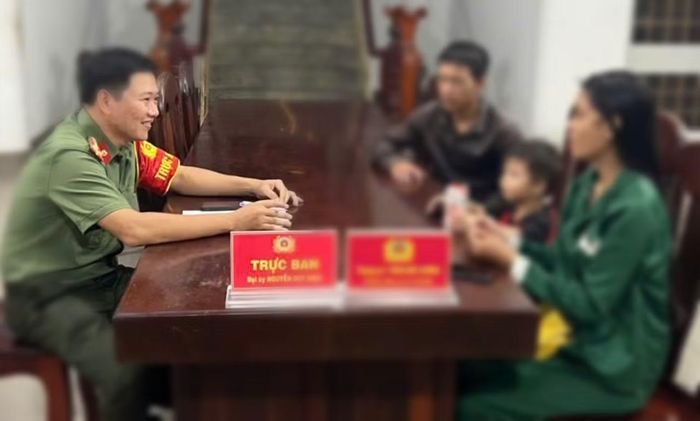 Gia đình chị C. cảm ơn nghĩa cử cao đẹp của Công an xã Tân Biên.