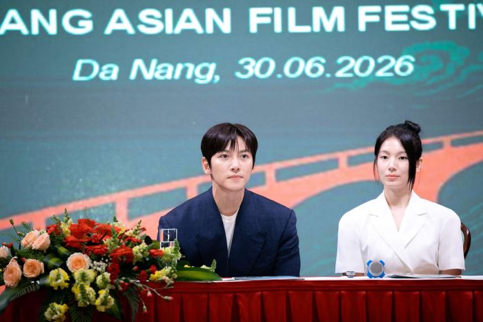  Ji Chang Wook và Han Dong Hee trong buổi giao lưu với báo chí tại Đà Nẵng ngày 30/6. 
