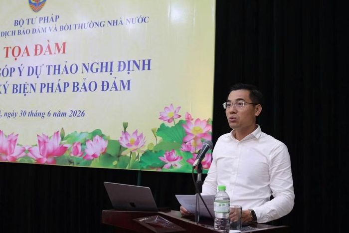 Các đại biểu tham luận tại tọa đàm.