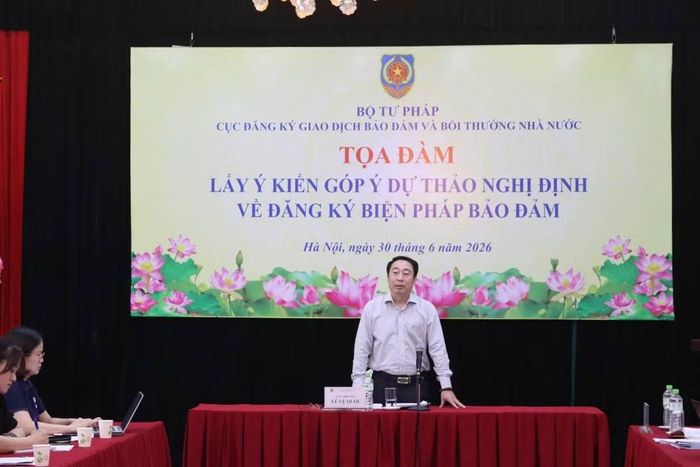  Cục Đăng ký giao dịch bảo đảm và Bồi thường Nhà nước-Tổ phó Tổ soạn thảo Lê Vệ Quốc phát biểu tại tọa đàm. 