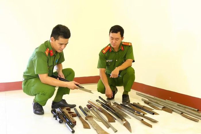 Số vũ khí, vật liệu nổ, công cụ hỗ trợ người dân giao nộp cho cơ quan Công an.