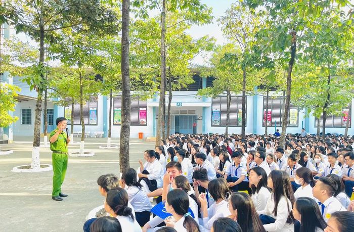 Phòng Cảnh sát QLHC về TTXH phối hợp với Ban Giám hiệu Trường TH, THCS, THPT Đinh Tiên Hoàng (phường Tam Hiệp) tổ chức tuyên truyền pháp luật cho toàn thể giáo viên và học sinh.