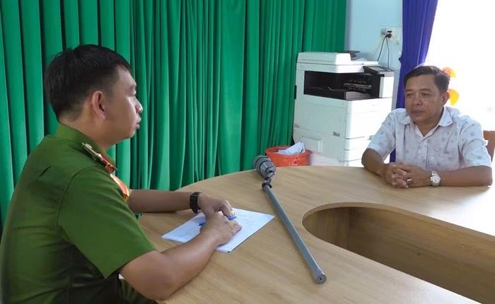 Ông Lê Văn Hồng giao nộp khẩu súng bắn cồn dạng súng tự chế của một người từng thuê phòng trọ nhà ông để lại trong phòng.