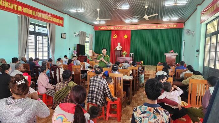 Cán bộ Phòng Cảnh sát QLHC về TTXH tuyên truyền cho người dân quy định của pháp luật về quản lý vũ khí, vật liệu nổ, công cụ hỗ trợ và pháo xã Thiện Hưng.